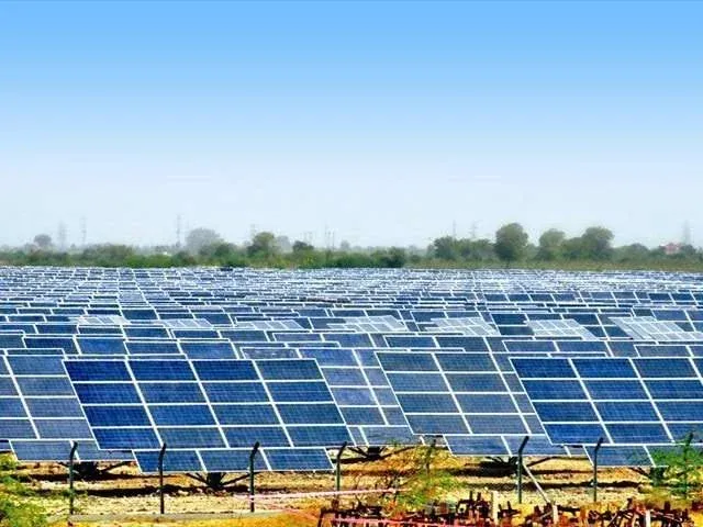 Utility-scale solar power plant with extensive photovoltaic modules