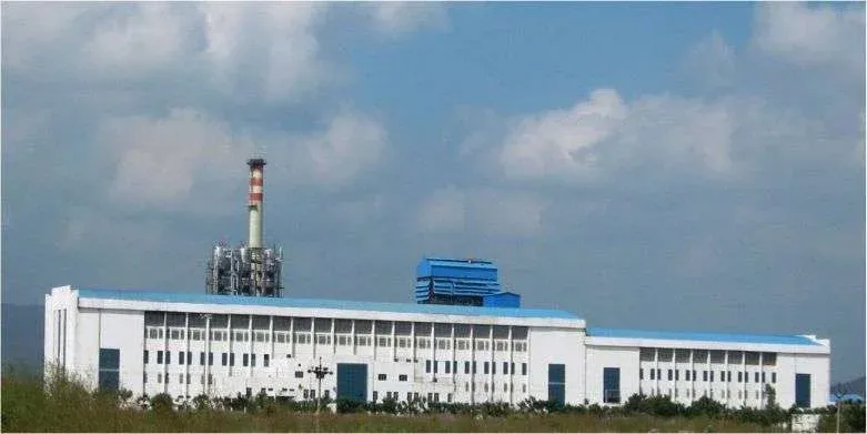 Industrial energy facility with chimney and main plant building