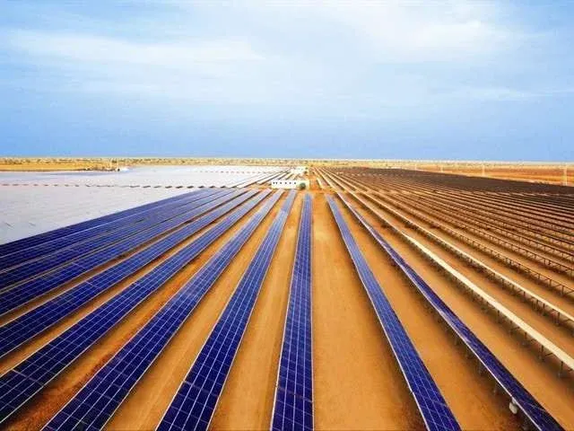 Utility-scale solar power project with aligned PV panel arrays