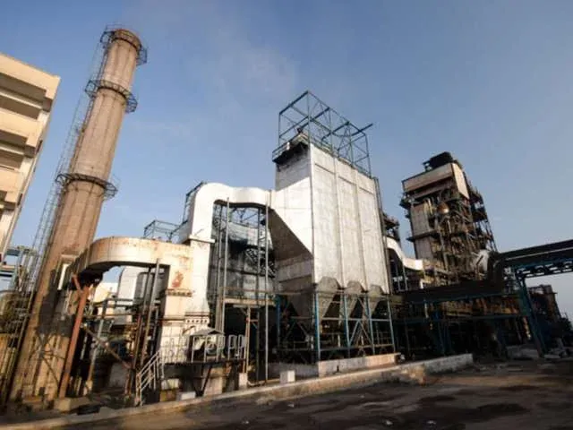 Engineering plant with industrial machinery and structural setup