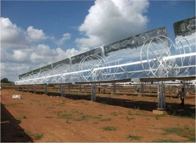 Solar thermal energy installation with mirror arrays in industrial setup